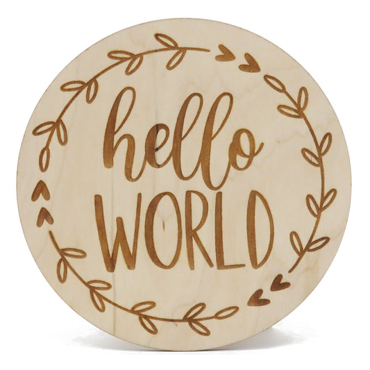 Houten gegraveerd geboortebord "Hello world"